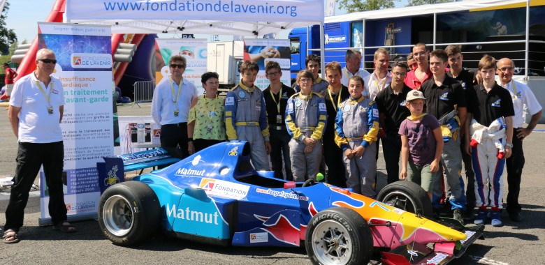 Photo de groupe avec le team GALAPIATS prise lors du GT Tour 2015 à Magny Cours