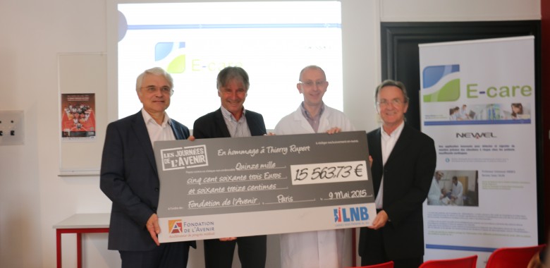 La Fondation de l'Avenir et la Ligue Nationale de Basket remettent un chèque au CENTICH pour son projet e-care