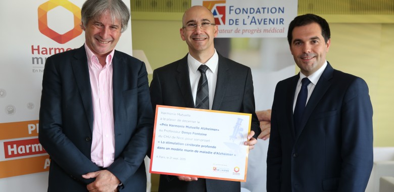 remise du prix Harmonie Mutuelle Alzheimer au Professeur Denys Fontaine par Dominique Letourneau et Stéphane Junique
