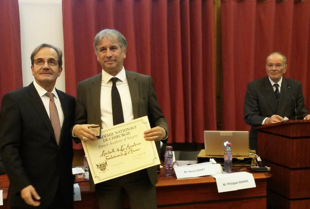 De gauche à droite : Guy Magalon, président du conseil scientifique de la Fondation, Dominique Letourneau, président du directoire de la Fondation et Philippe Marre, secrétaire général de l'Académie Nationale de Chirurgie