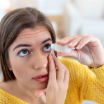 femme qui utilise des gouttes pour les yeux